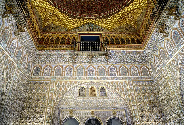 Stucchi mudéjar e soffitto dorato nel Real Alcázar