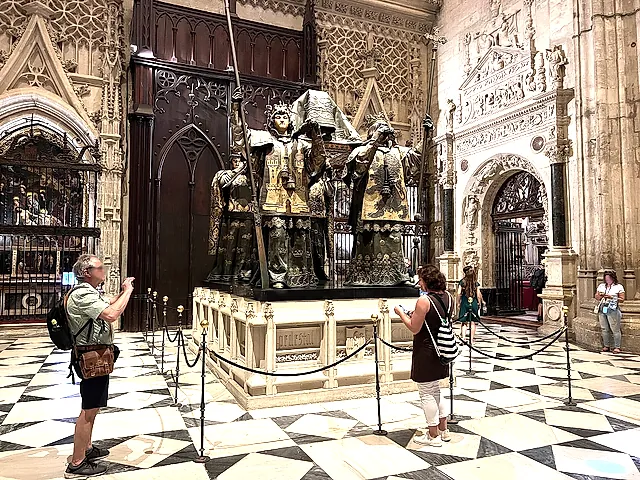 Il monumento a Cristoforo Colombo sorretto da quattro araldi di bronzo