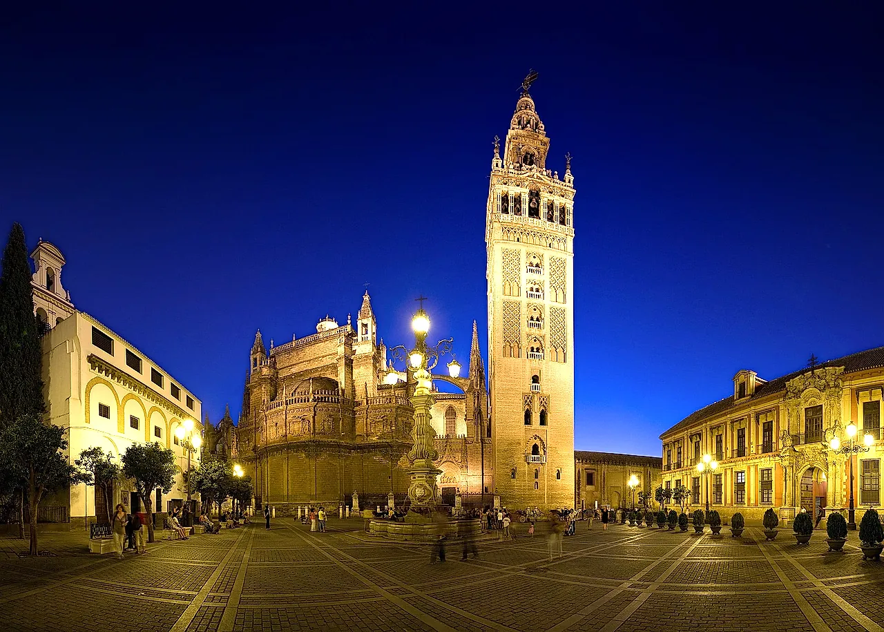 La Giralda e la cattedrale illuminate al crepuscolo da Plaza Virgen de los Reyes