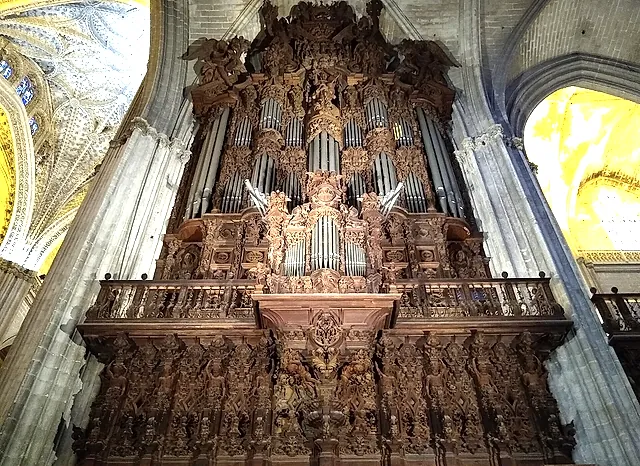 Uno dei grandi organi della cattedrale con la cassa scolpita