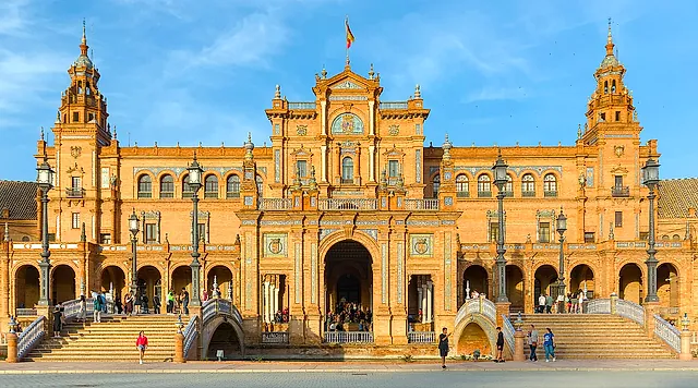 L'edificio principale di Plaza de España nella luce del tardo pomeriggio