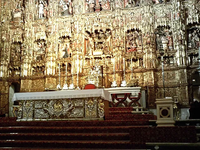 Il retablo maggiore dorato con la Virgen de la Sede