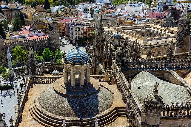 Vista dalla Giralda sui tetti della cattedrale e sulla città